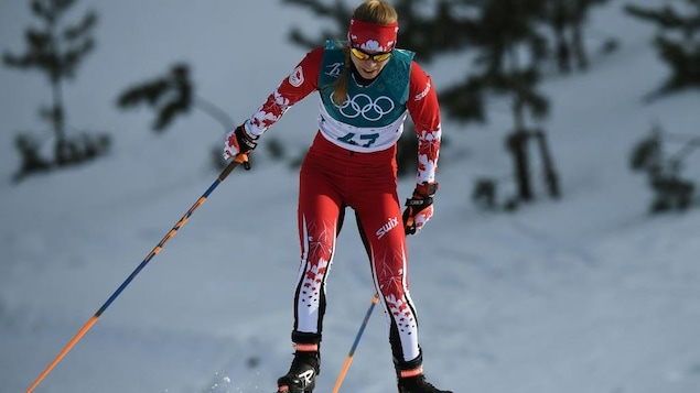 L'athlète porte-couleur du Canada accélère sur les pistes.