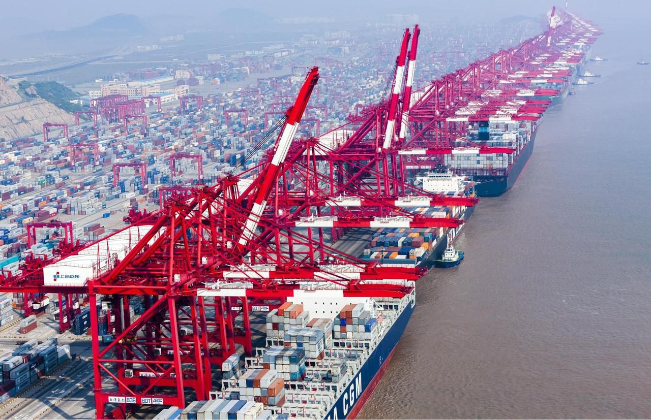 Yangshan Port, deep water container terminal, in Hangzhou Bay, Shanghai, China.  / M 6 / Yann Arthus-Bertrand 