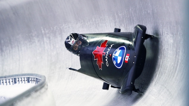 Melissa Lotholz, installée seule dans son bobsleigh, effectue une descente en Coupe du monde.