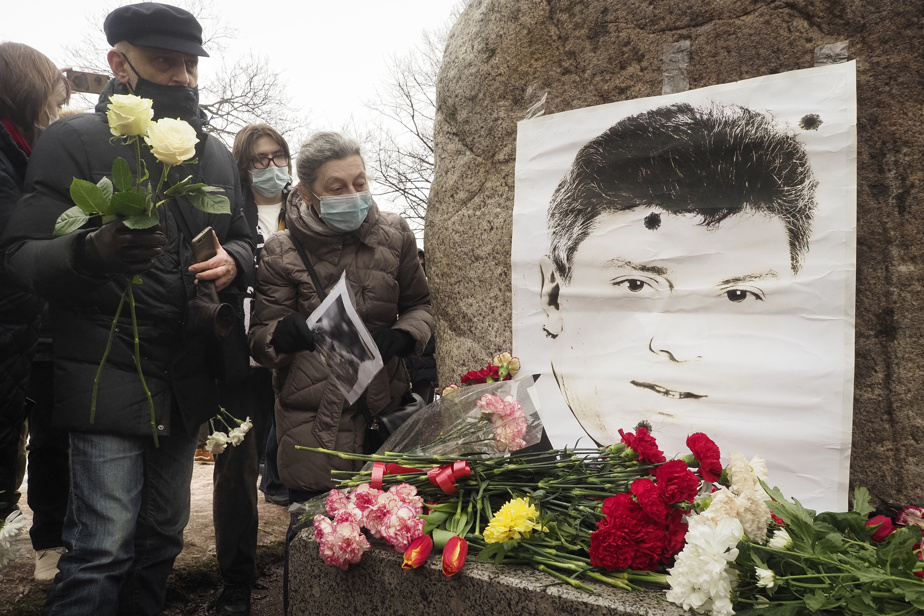   Killed 2015 |  Thousands of Russians pay tribute to their opponent, Boris Nemtsov

