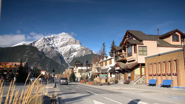 Une rue de Banff en Alberta et les montagnes Rocheuses.