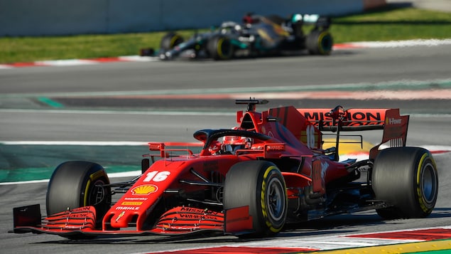 Charles Leclerc (Ferrari) roule devant Lewis Hamilton (Mercedes-Benz) à Barcelone lors des essais pré saison. 