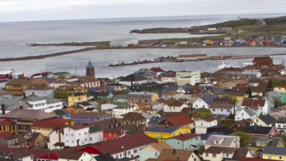 The collapse of the road cut Saint-Pierre and Miquelon in two

