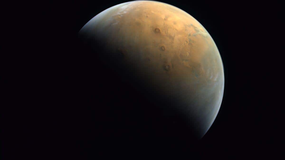 The first image of Mars from the Emirati Al-Amal probe

