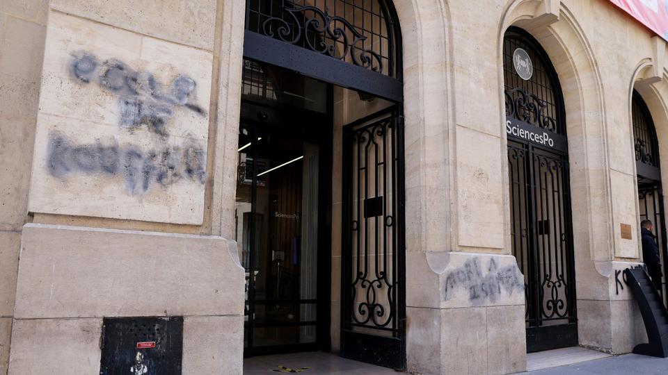 Science Po Paris: Anti-Semitic signs on the front

