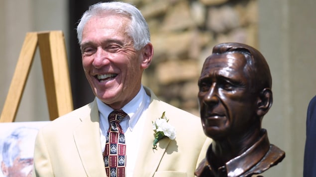 Named Marv Levy into Canadian Football Hall of Fame

