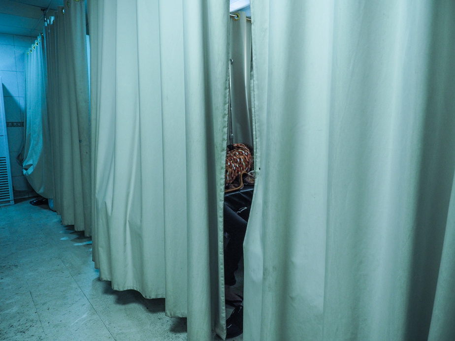 The corridor of the emergency department of Al-Kindi Hospital, which is home to about fifteen patients with Covid-19.