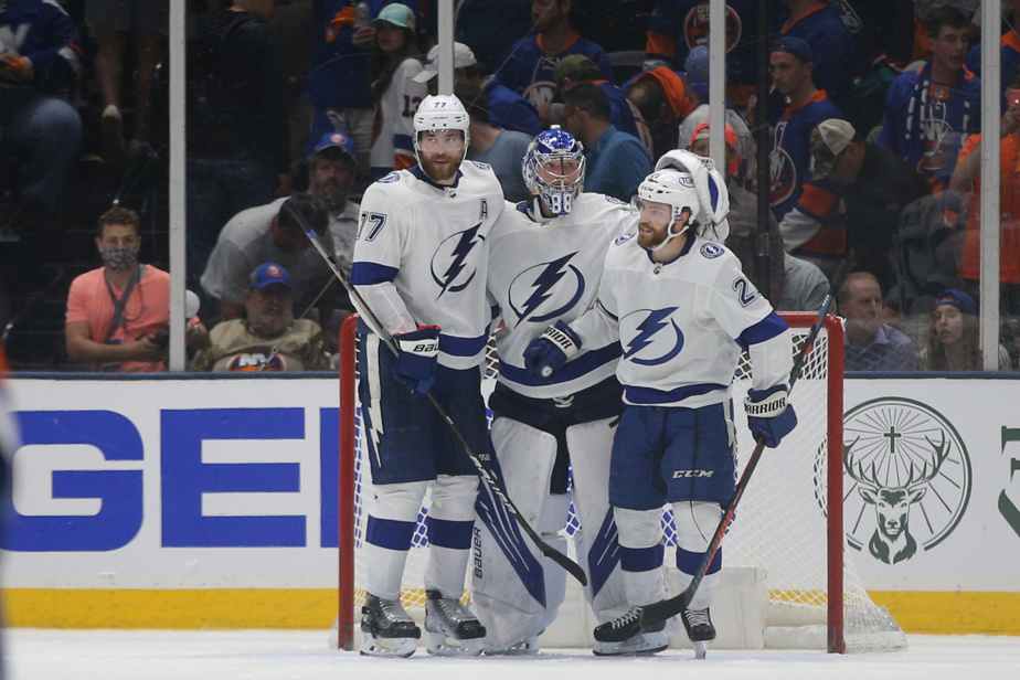   semi-finals |  Lightning tops the series by defeating the Islanders 2-1

