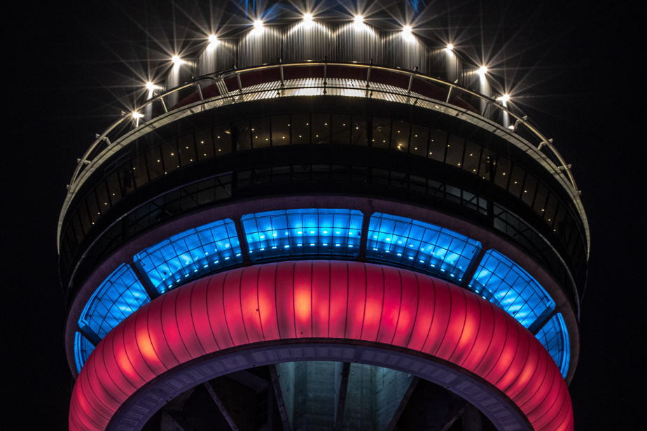   Toronto |  CN Tower illuminated in the colors of Montreal Canadiens

