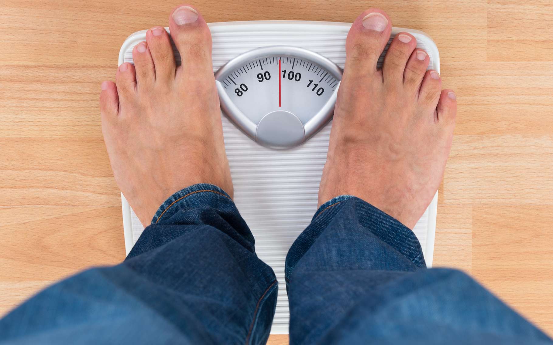 Un pèse-personne indique le poids, mais comme il est calibré pour fonctionner sur Terre, ce poids est automatique traduit en kilogrammes, soit en une masse. © Andery_popov, Shutterstock