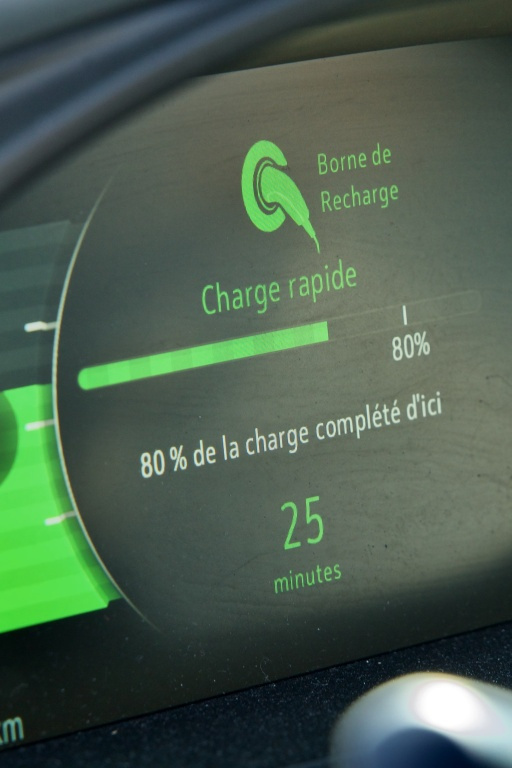 Fast charging stations can charge more than 80%, but the charging speed slows down significantly beyond this limit, in order to avoid deterioration of the battery due to its high temperature.
