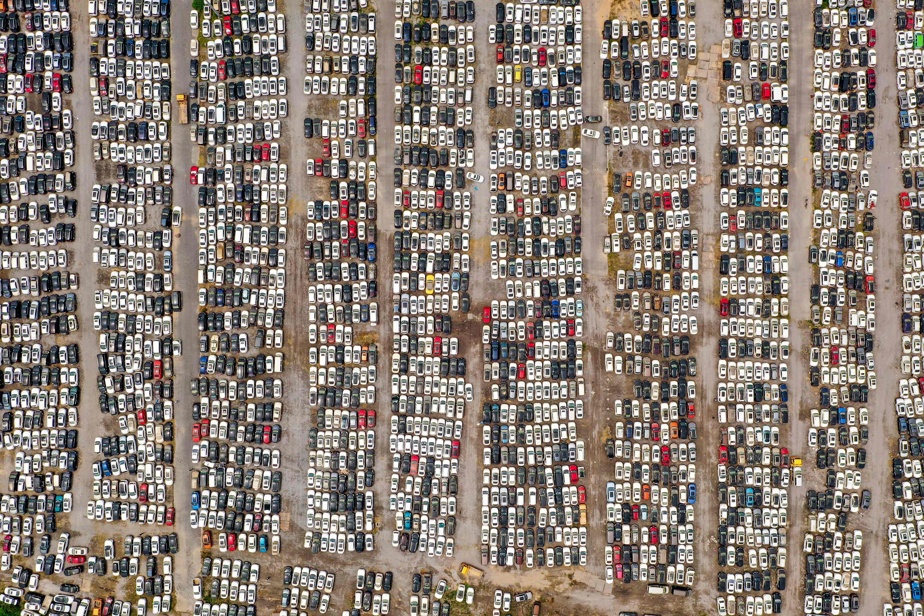 In China, a huge cemetery for cars after the floods

