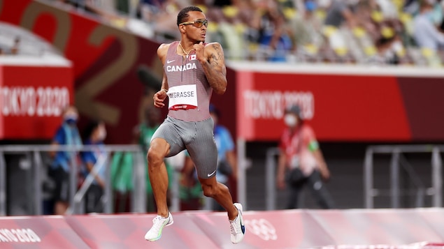 Andre de Grasse watches the other riders to his left during the race.