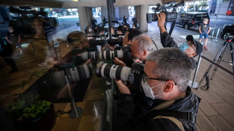 The paparazzi in a courtroom in Vancouver in September 2020.