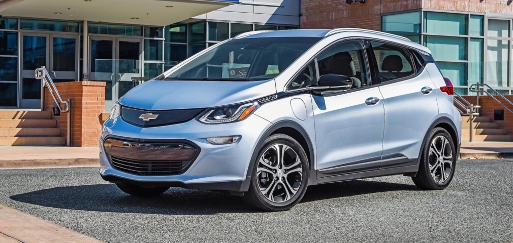 With a new battery, how many kilometers can a 2017 Chevrolet Bolt EV drive?

