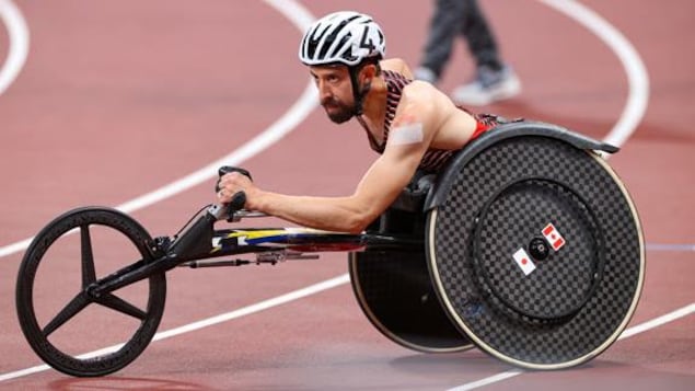 Le para-athlète canadien Austin Smeenk regarde son chrono après sa course du 800 m aux Jeux paralympiques de Tokyo.