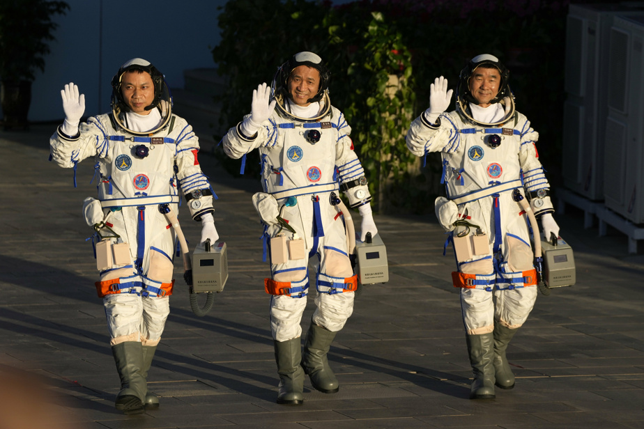 Chinese astronauts complete a 3-month space mission

