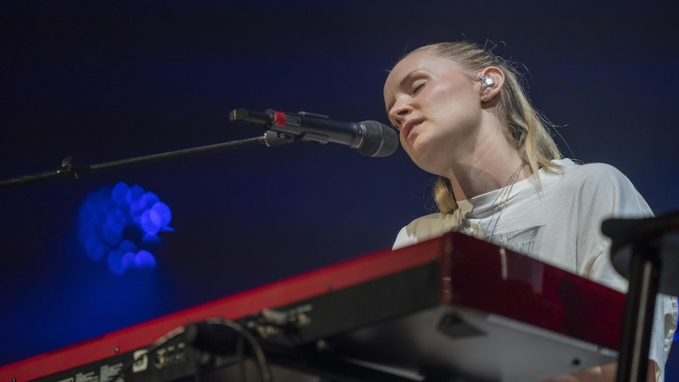 Charlotte Day Wilson sings on stage.