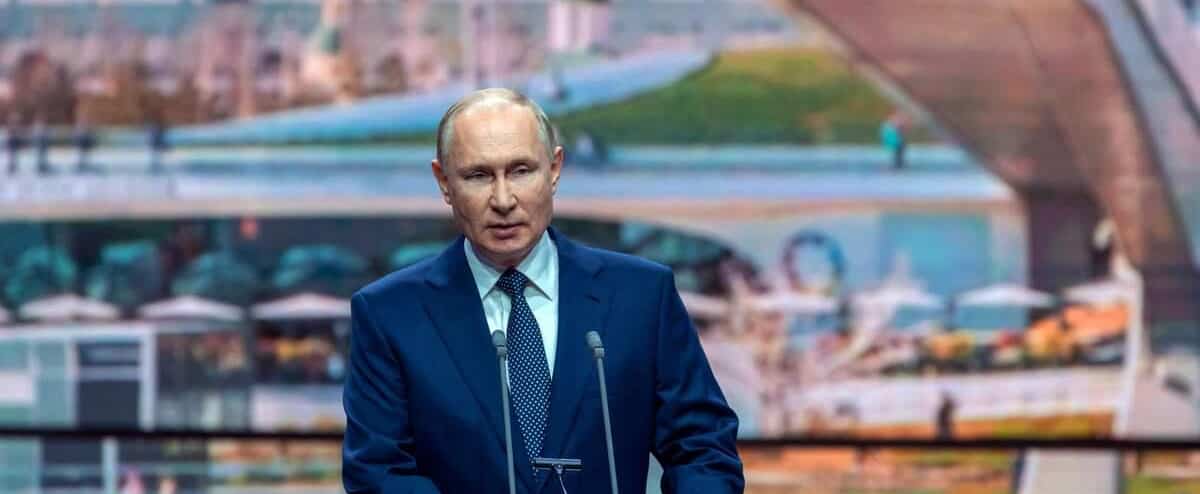 Covid-19: Putin isolates himself and relies on Sputnik V


