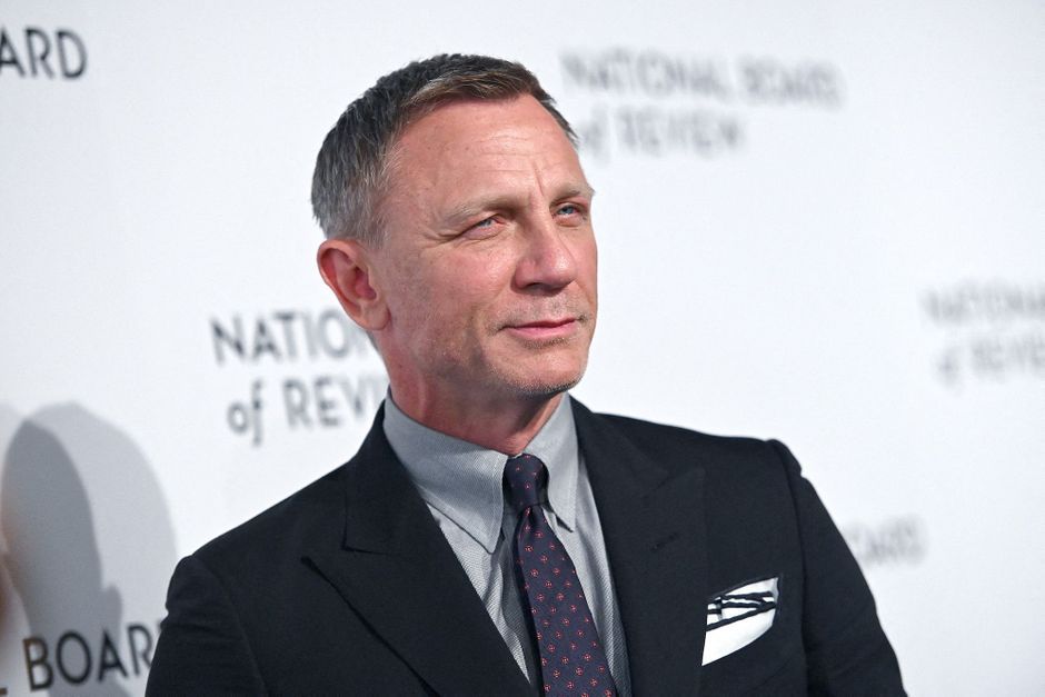 Daniel Craig farewell to the James Bond crew

