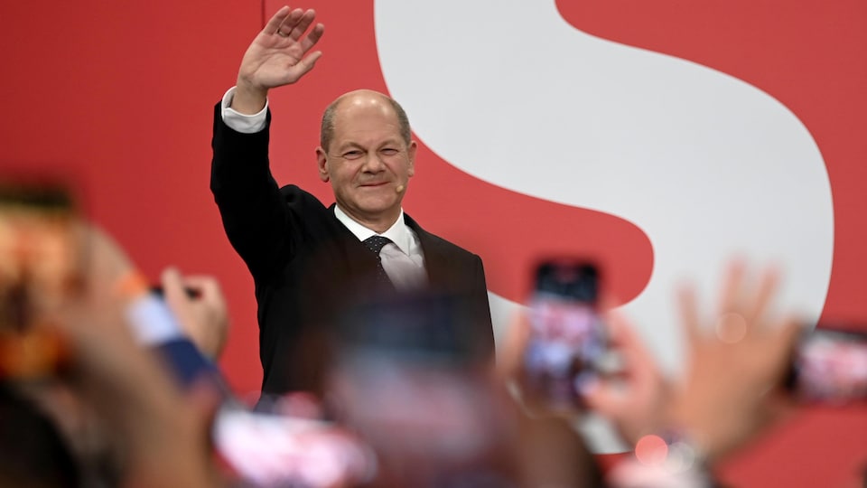 Olaf Scholz greets a crowd of activists. 