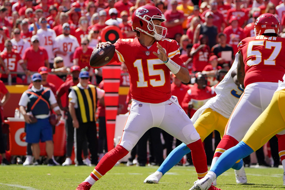 Five touchdown passes for Mahomes, Chiefs win 42-30


