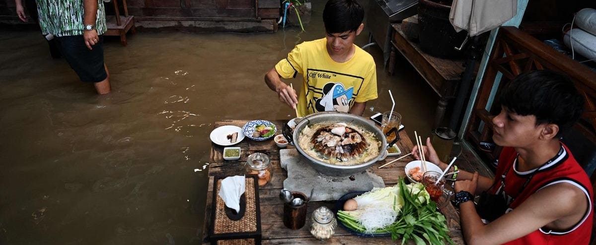In Bangkok, a restaurant surfing the flood waters

