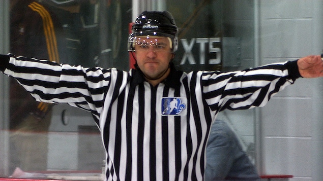 Lack of referees in hockey leagues in Quebec

