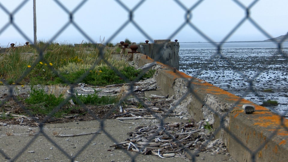 The wharf of Kamuraska Taché is fenced off to prevent its use.  