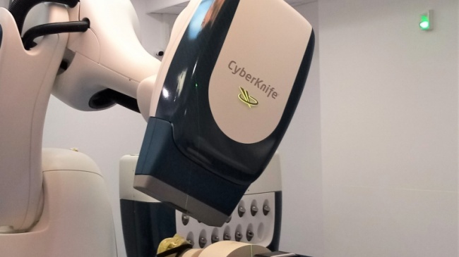 Cancer treatment: Cyberknife, the radiosurgery robot at the Clinic Sainte-Clotilde

