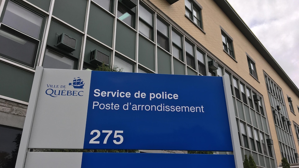 A sign on a Quebec City Police Department settlement station.