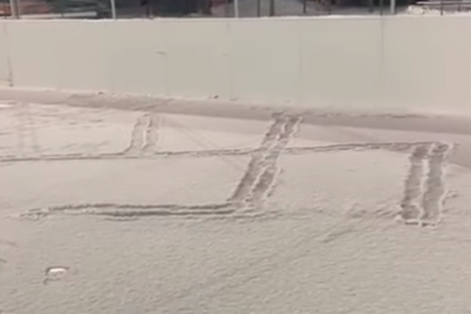   Mount Royal |  Organization deplores swastikas carved in snow

