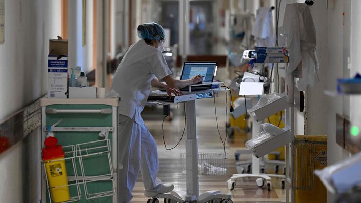Un médecin travaillant l'unité Covid-19 de l'hôpital de la Timone, à Marseille, le 5 janvier 2022.