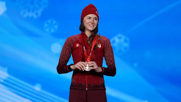Isabelle Weidmann, bearer of the Canadian flag, at the closing ceremony

