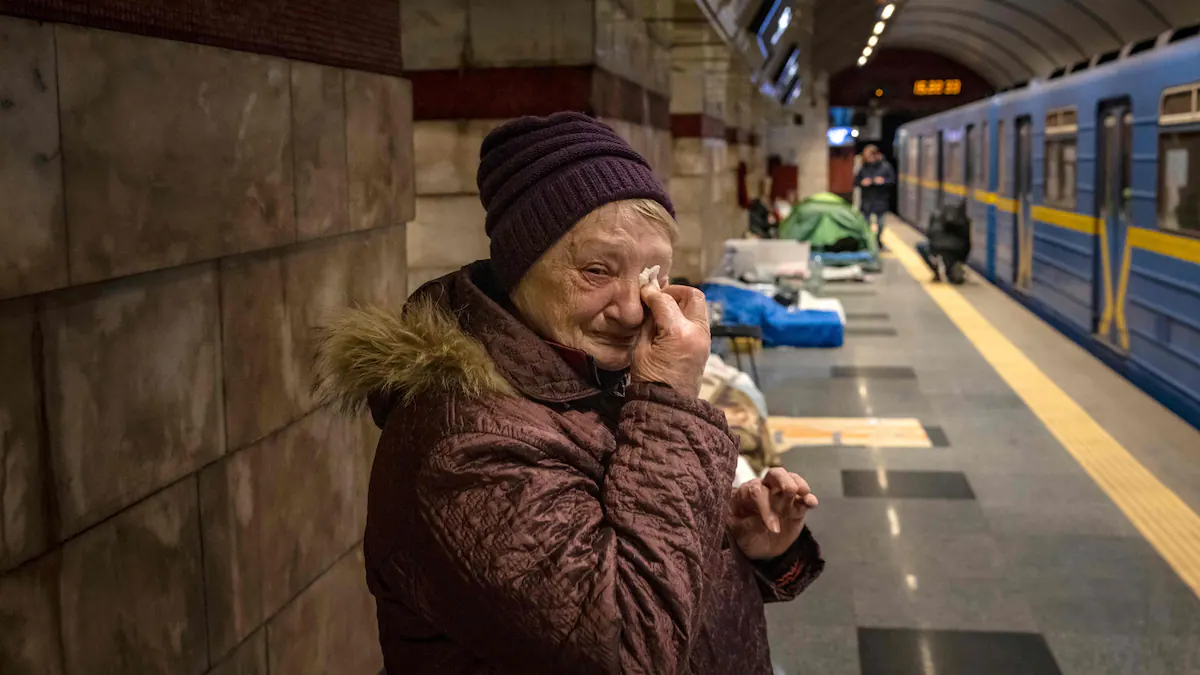 Elderly Ukrainians took refuge in the Kyiv metro

