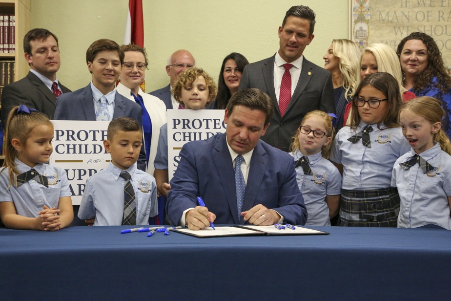  Florida |  Governor's signature of the LGBT + Education Act


