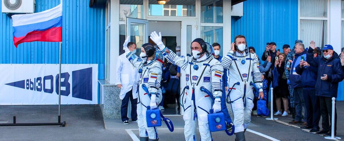 Moscow returns two Russian cosmonauts and an American cosmonaut to Earth

