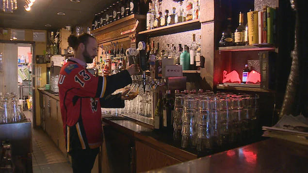Hockey: Qualifier fever grips Alberta restaurants

