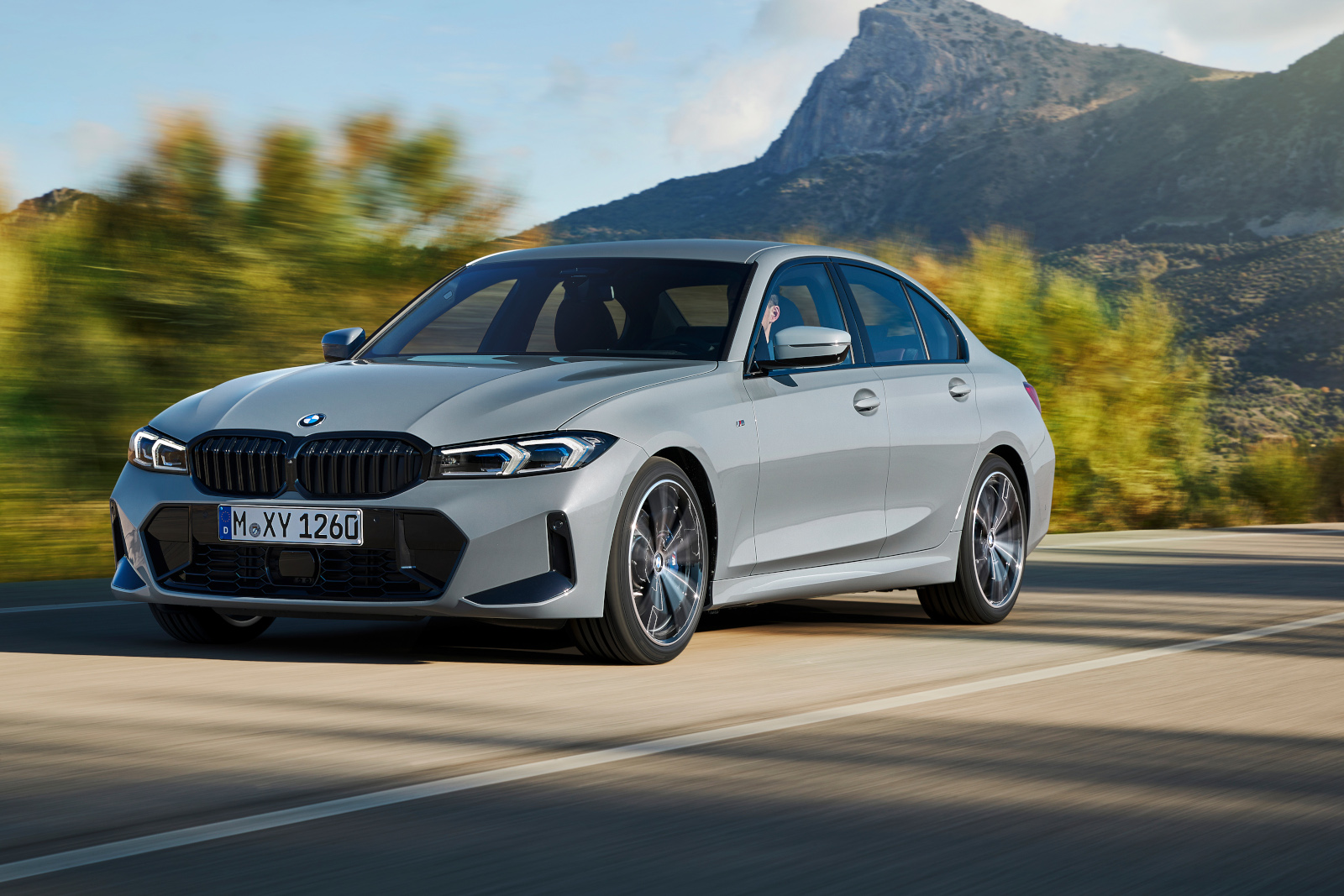 The 2023 BMW 3 Series shows renewed elegance and a new interior

