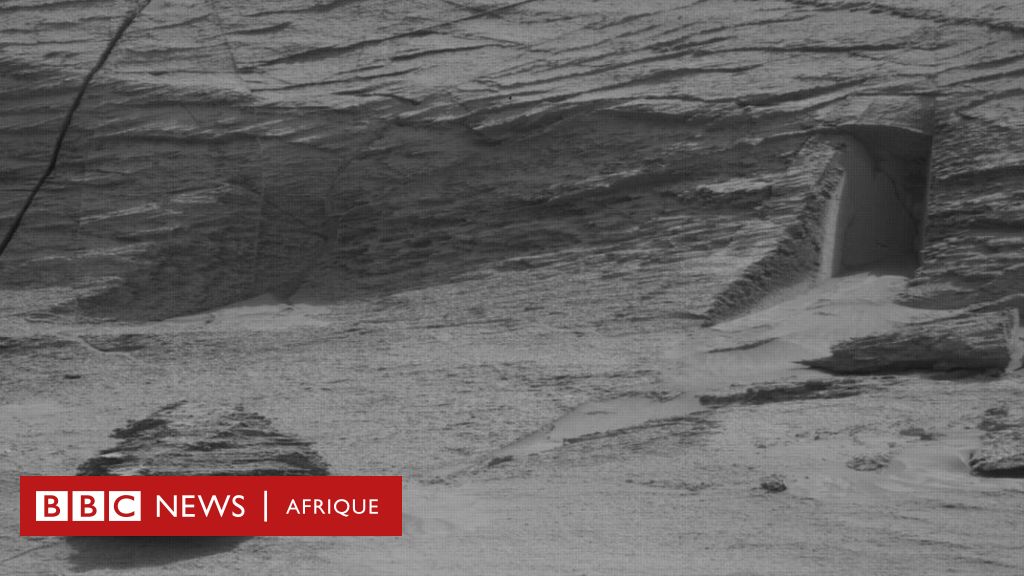 The 'gate' on Mars: Explain this mysterious formation on a picture of the red planet

