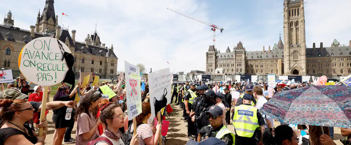 Anti-abortion activists demonstrate in Ottawa

