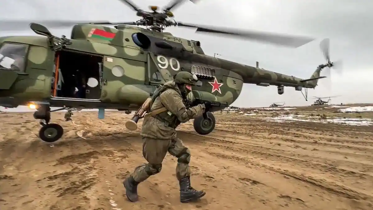 Belarus, bordering Ukraine, announces a surprise military exercise

