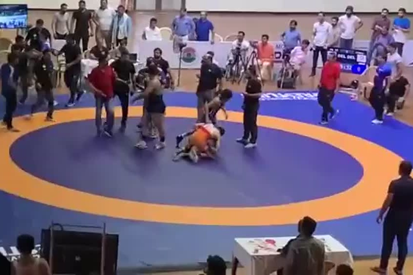  India |  Wrestler banned for life for hitting the referee

