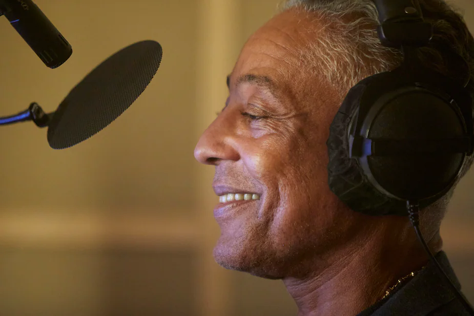 In English, actor Giancarlo Esposito lends his voice to Sonos' voice assistant.