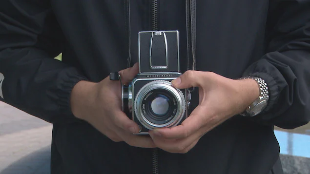L'amateur de photographie Marc-André Belliveau qui prend une photo avec un appareil de marque Hasselblad. 