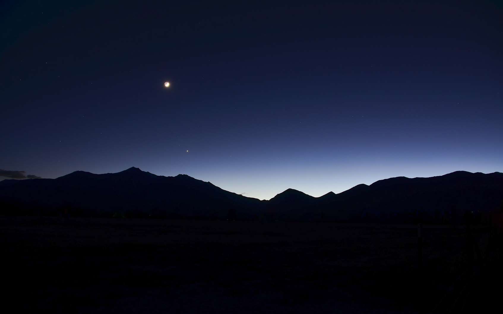 Lune et planètes au crépuscule. © Shelley, Fotolia