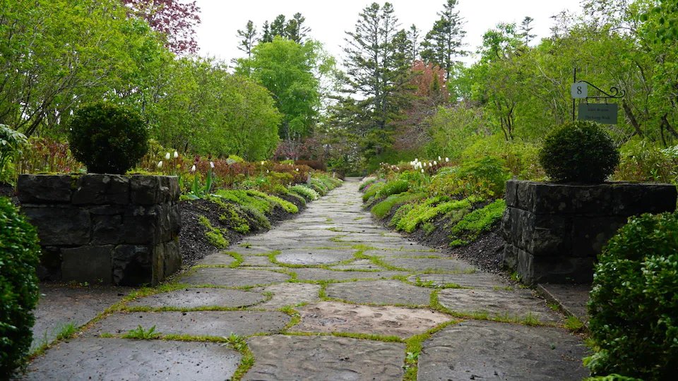 Passage located in the Jardins de Métis.