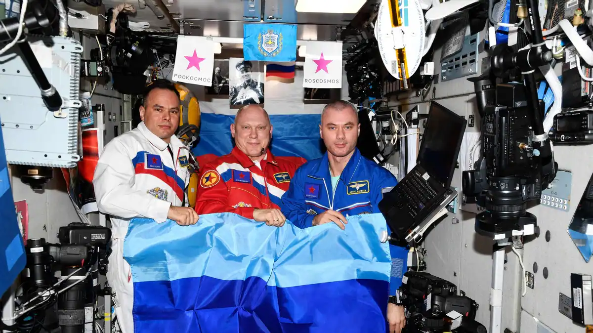 Russia spreads the flags of the separatist regions of Ukraine in space


