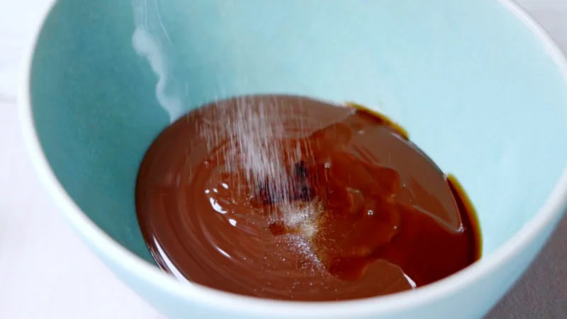 Pinch of salt and vanilla extract to prepare the bowl of chocolate melted with chocolate cream
