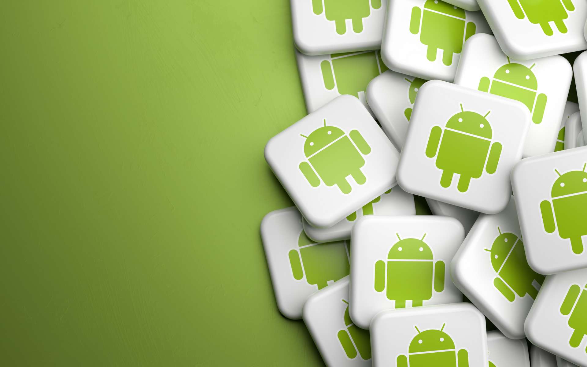 Des logos du système d'exploitation Android de Google empilés sur une table. © Andreas Prott, AdobeStock